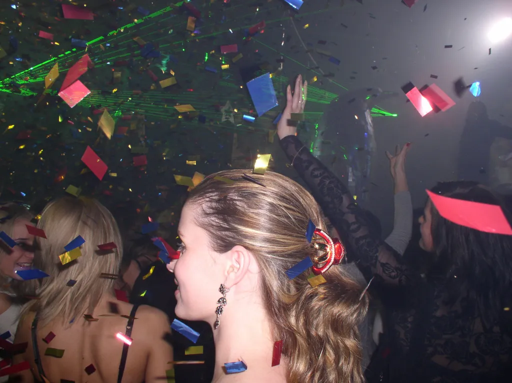 Купить конфетти хлопушки оптом недорого — Усинск 