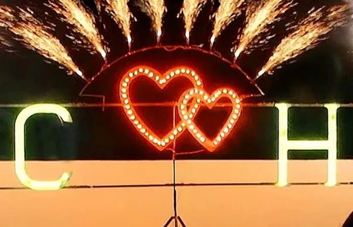 Огненный фейерверк горящие сердца — Усинск Наземный салют в форме горящего сердца – это незабываемое шоу, которое создает самые яркие эмоции у молодоженов и приглашенных зрителей, гостей свадебного торжества. Современные пиротехнические изделия профессионального типа позволяют организовать захватывающие фейерверк шоу во главе с искристыми фонтанами в форме горящего сердца, букв, слов, цифр. Горящие салюты - сердца подчеркнут тематику свадебного торжества и помогут выделить главные моменты свадьбы — Усинск организация и проведение фейерверк шоу от магазина пиротехники  — Усинск