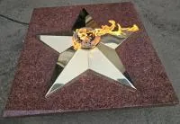 Плита из красного гранита (518205) монтаж комплект горелка ГВД 379 10 89 00 ПС вечный огонь звезда латунь ø 1100 мм. пустотелая  в Усинске