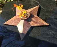 Звезда из красного гранита (518204) монтаж комплект горелка ГВД 379 10 89 00 ПС вечный огонь ø 1000 мм. монолит - массив  в Усинске