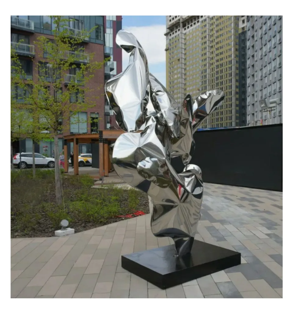 Осуществляем установку скульптуры на месте, обеспечивая ее надежное крепление и интеграцию в ландшафт.