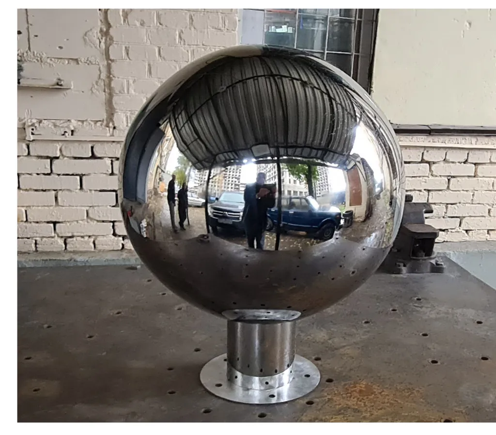 Если речь идёт о производстве зеркальных шаров из нержавейки, то наиболее популярным материалом является хромистая сталь AISI304, легированная примесью хрома. Это относительно недорогая нержавейка с хорошими антикоррозионными свойствами. Шары из нержавейки устойчивы к воздействию коррозии и совсем не ржавеют. Шарики из астеничной стали составляют около 90% всех производимых всех производимых нами изделий...